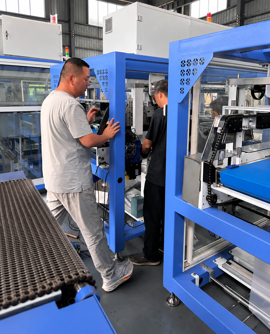 Equipe técnica da KOMALPACK realizando ajustes em uma máquina de embalagem
